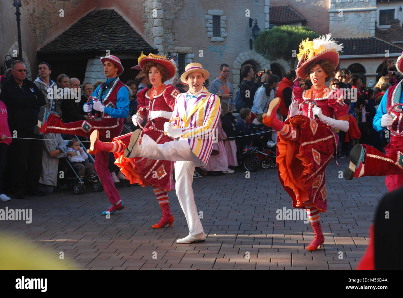 Akteure in Kostümen tanzen in die Parade in Euro Disney, Paris, Frankreich Stockfoto