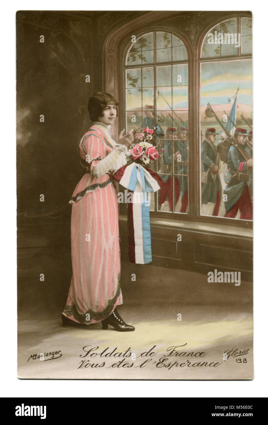 Alte französische Postkarte: Eine schöne Modische Mädchen mit einem Blumenstrauß steht am Fenster und begleitet den Soldaten in den Krieg. WW1, Frankreich Stockfoto