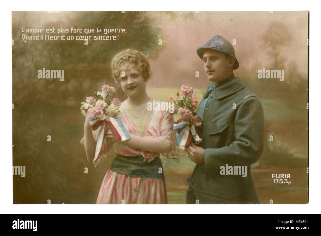 Alte französische Foto Postkarte: Paar Liebhaber: ein Soldat in einem militärischen Uniform und ein Mädchen mit einem Blumenstrauß. Der erste Weltkrieg von 1914-1918 Stockfoto