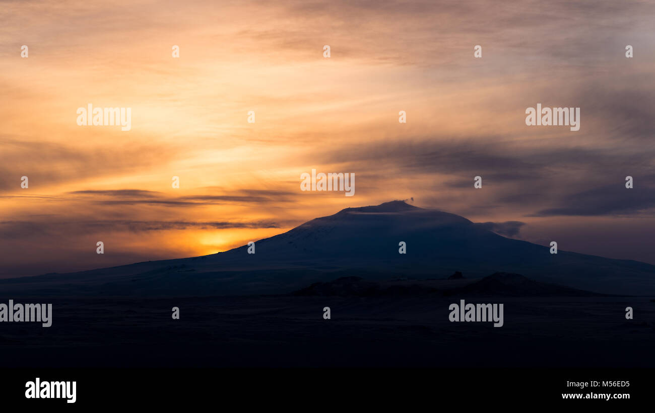 Die Sonne hinter Mt steigt. Erebus, Ross Insel, antactica. Stockfoto
