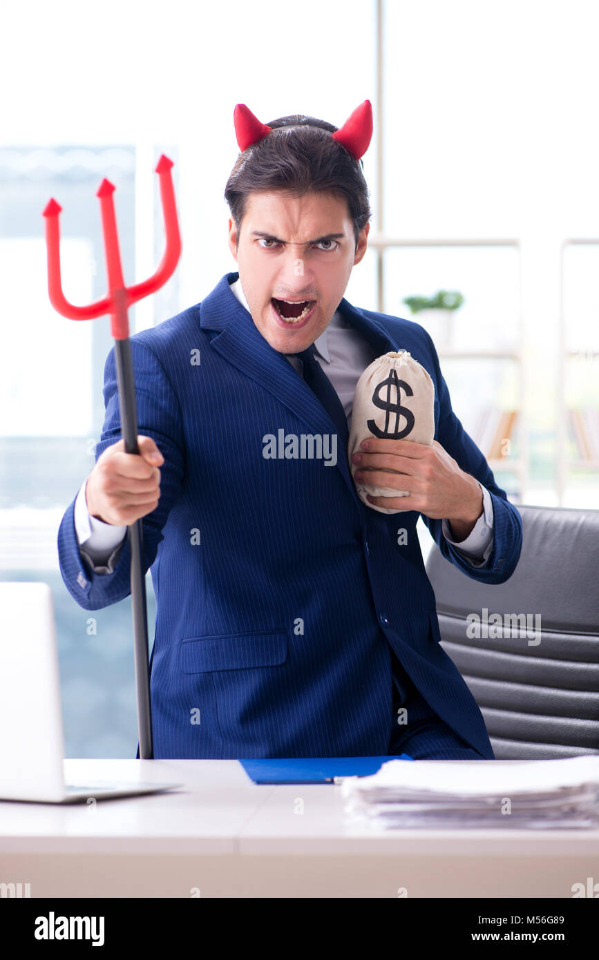Teufel wütend Geschäftsmann im Büro Stockfoto