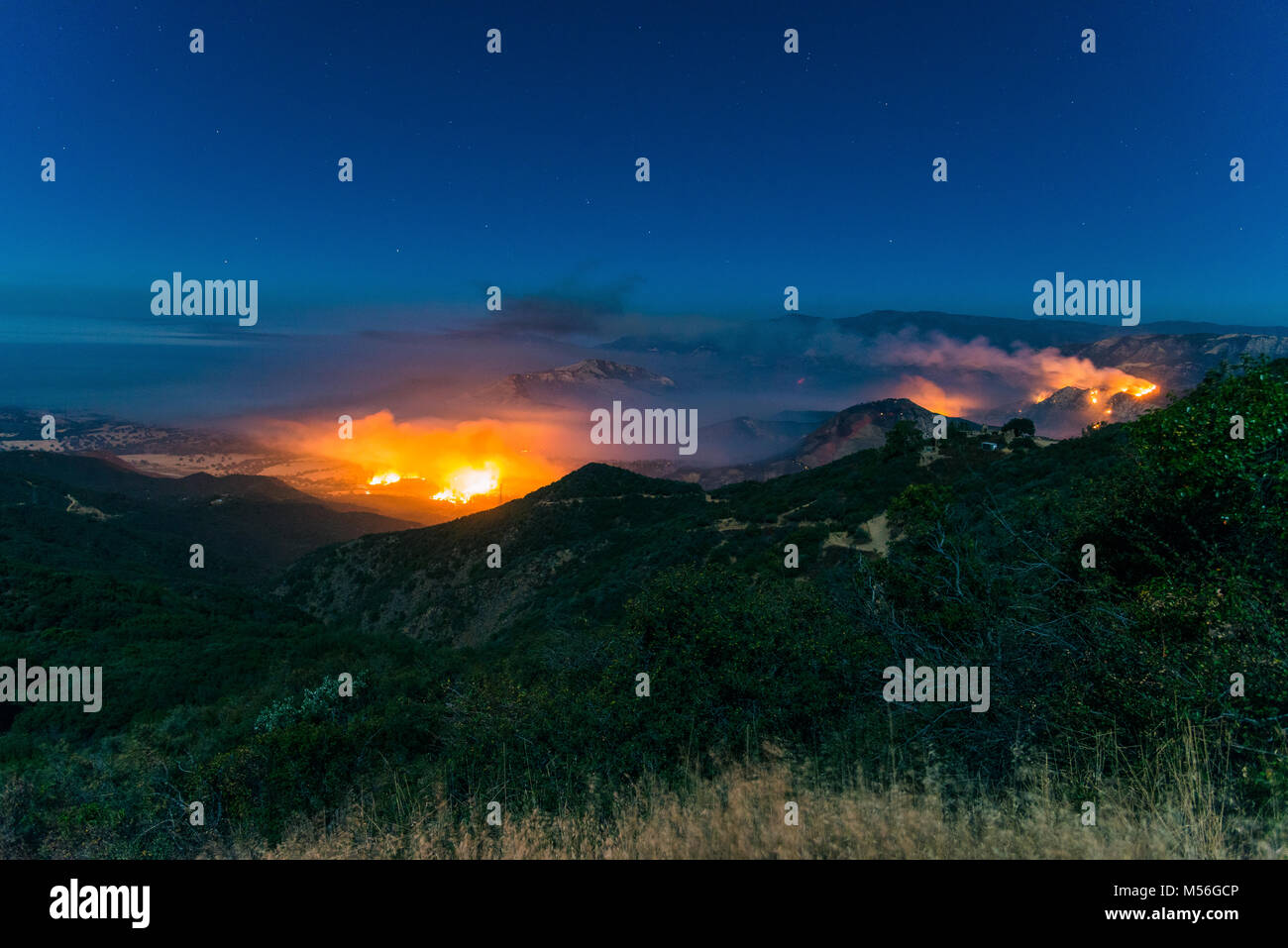 Santa Barbara County, Kalifornien, USA. 19 Aug, 2016. Rey Feuer brennt im Los Padres National Forest. Stockfoto