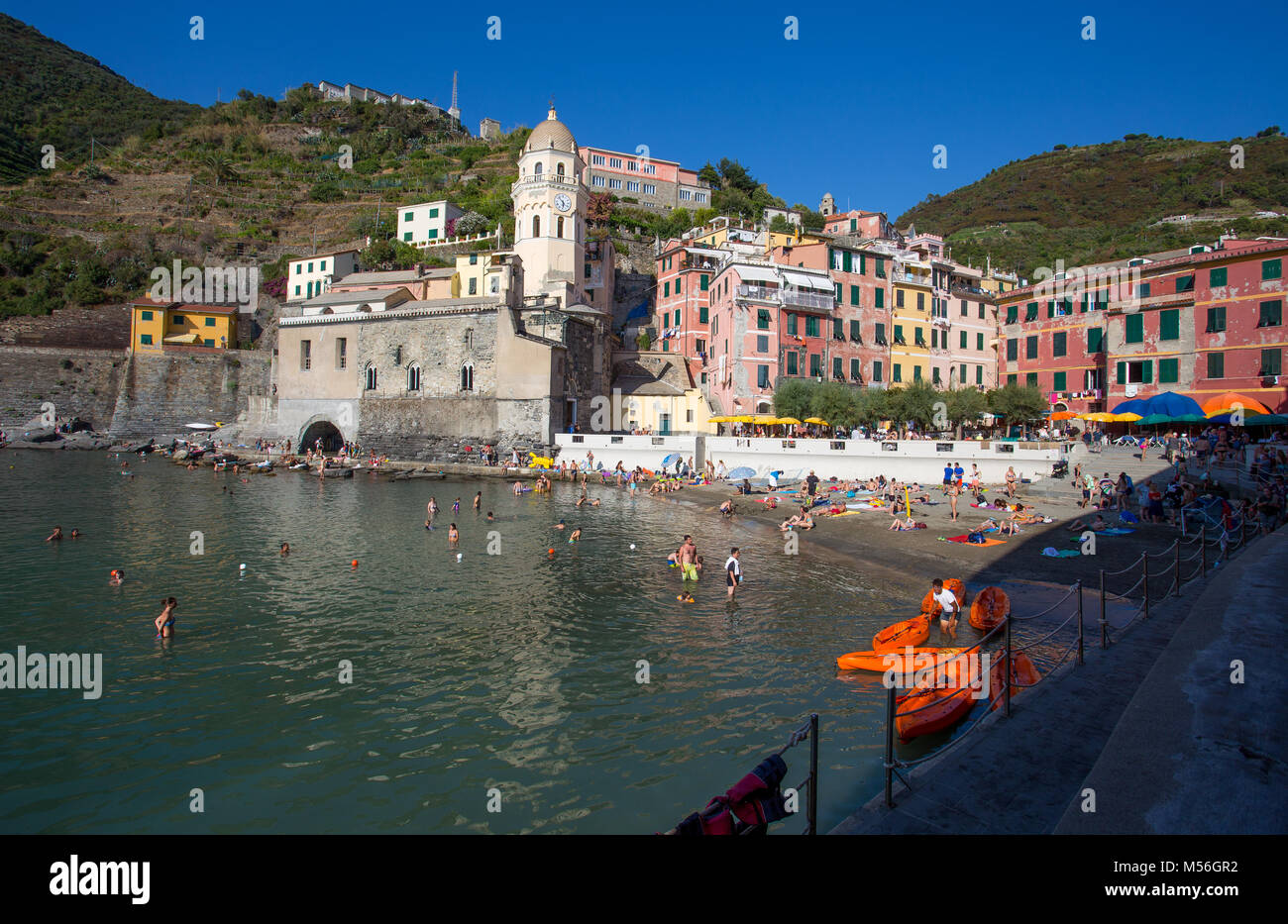 VERNAZZA, Italien, 31. JULI 2017 - Blick auf Vernazza, Cinque Terre, La Spezia Provinz, Ligurische Küste, Italien. Stockfoto