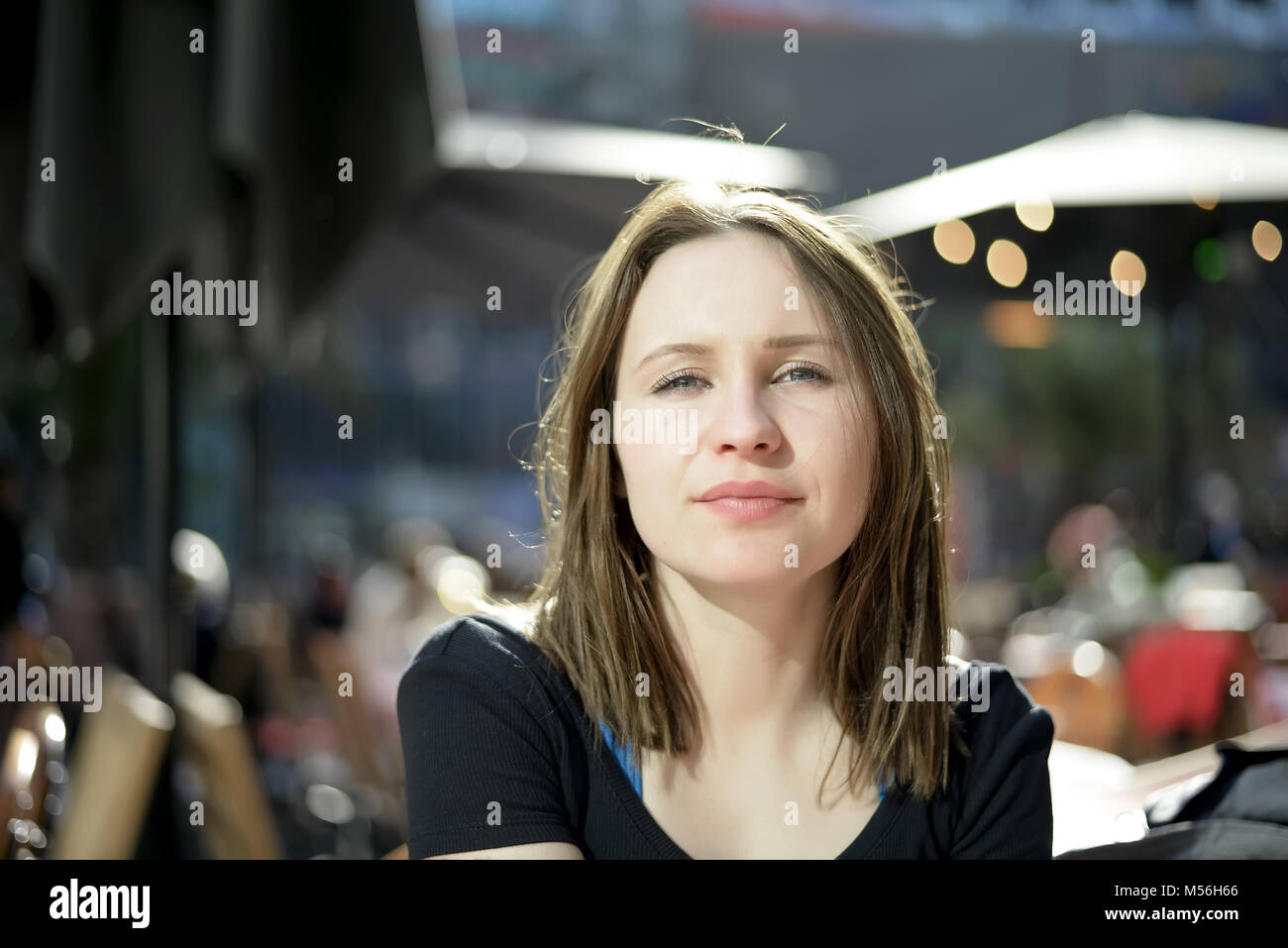 Sinnliche junge Frau in der Stadt Stockfoto