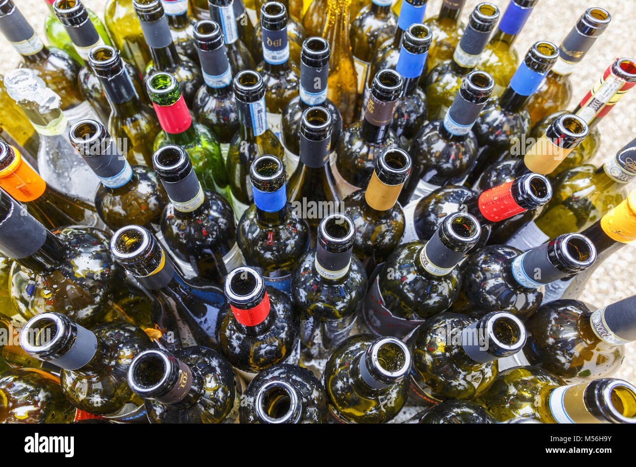 Leere Weinflaschen nach einer Party Stockfotografie