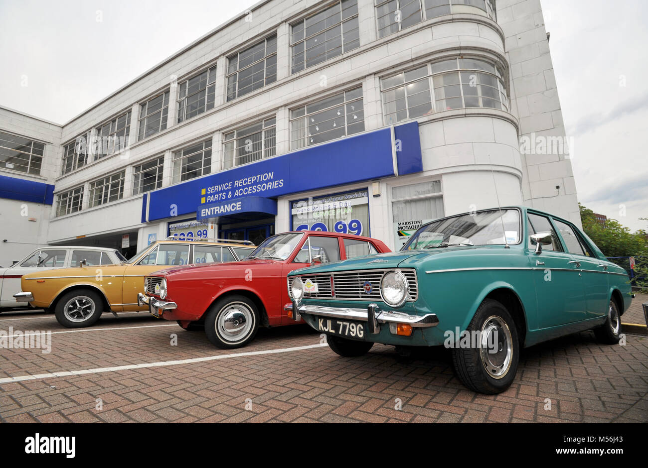 Treffen der klassischen Hillman und Sänger Rootes Group Autos an der alten Maidstone Werk, das Art déco-Gebäude ist jetzt ein Peugeot Autohaus Stockfoto