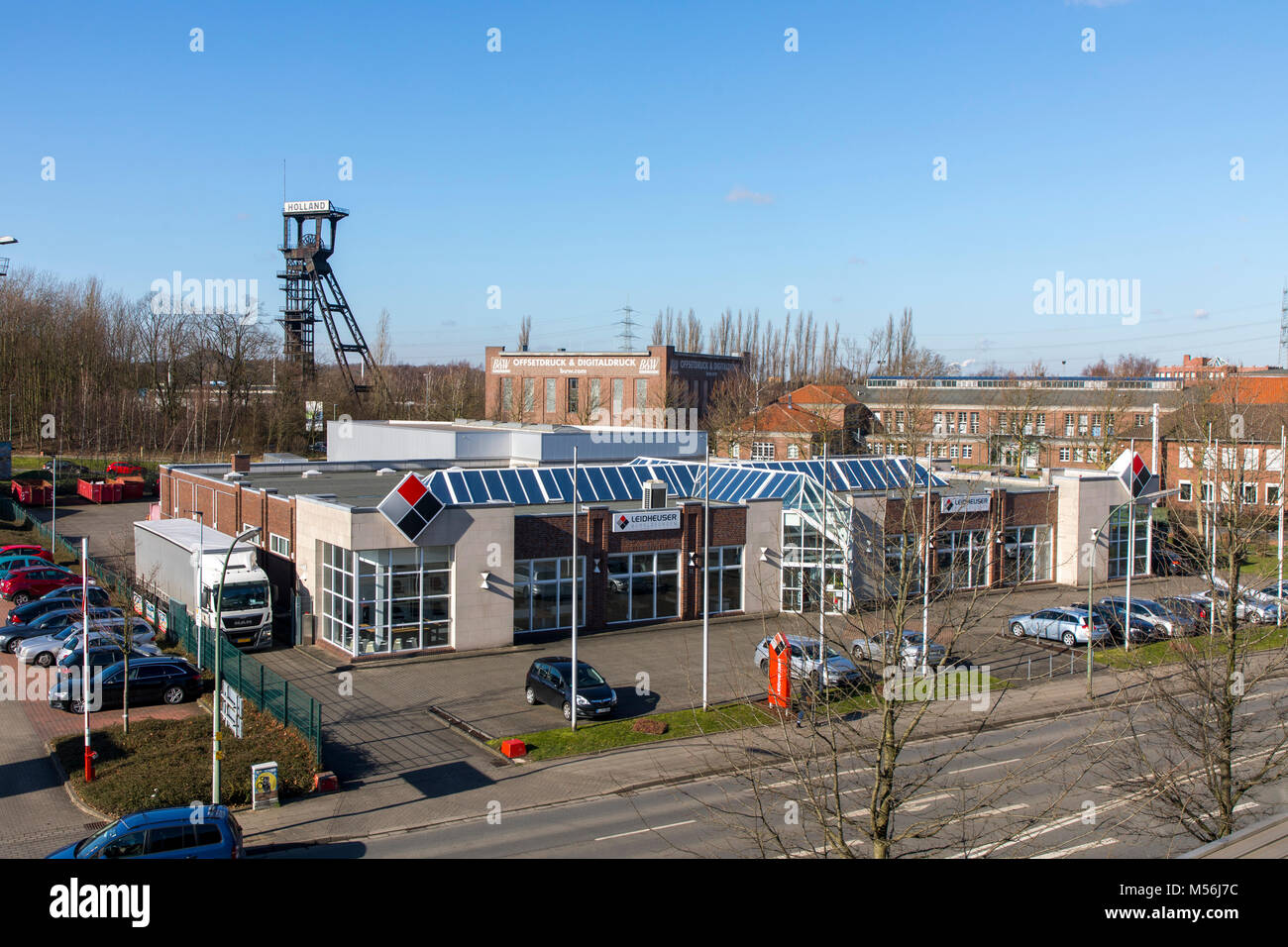 Gelände der ehemaligen Zeche Holland in Bochum-Wattenscheid, Deutschland, heute einem kommerziellen Bereich, Förderturm, Stockfoto