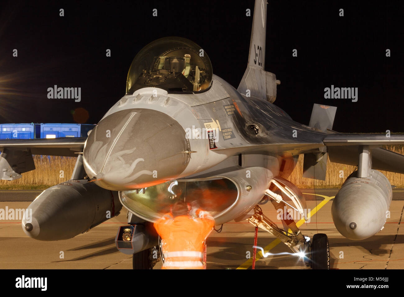 Leeuwarden Feb 6 2018: Night Flight Training. Mechanik überprüfen der Motor eines F-16 Fighting Falcon. Stockfoto