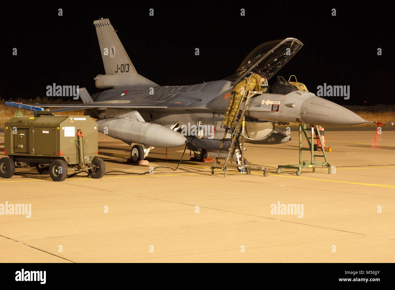 Leeuwarden Feb 6 2018: Night Flight Training. Mechanik prüfen eines F-16 Fighting Falcon. Stockfoto