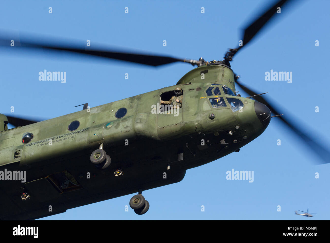 Olst Feb 7 2018: Amry und Luftwaffe Hubschrauber übung Chinook Landung Soldaten zu fallen Stockfoto