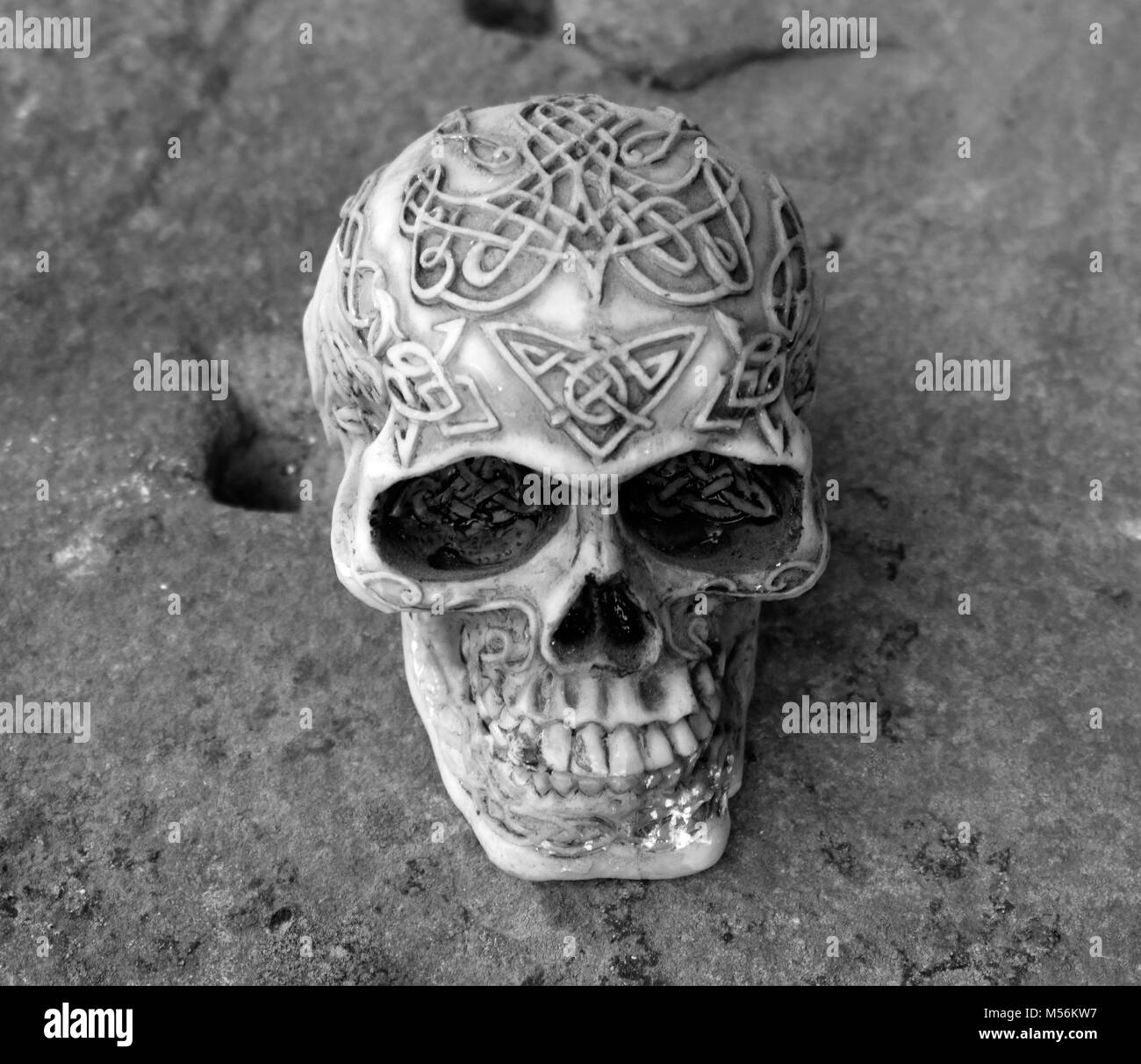 Graviert, geformte oder geschnitzte Grau/Schwarz Menschlicher Schädel Stockfoto
