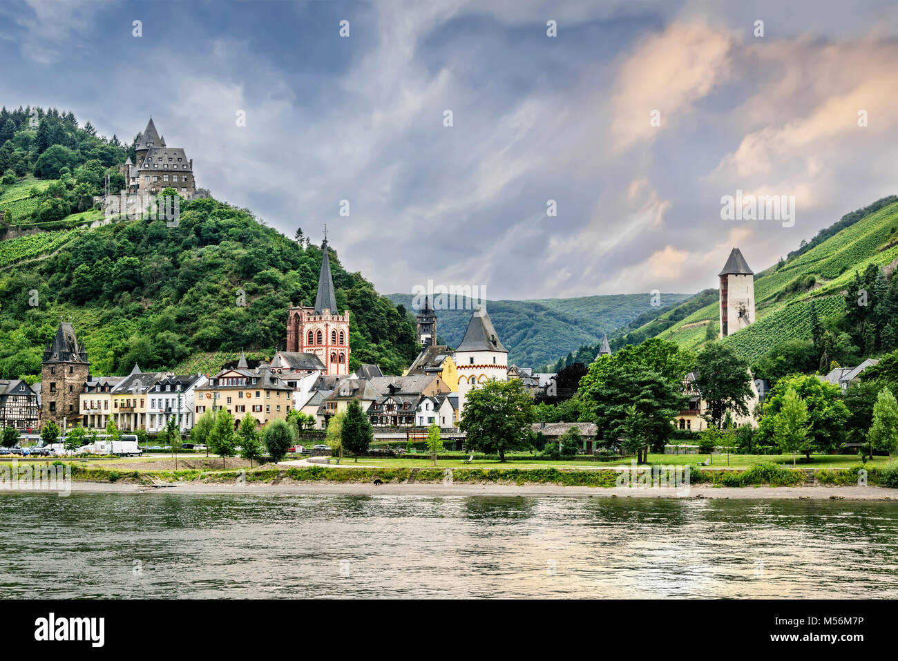 Bacharach ist eine kleine Stadt im Landkreis Mainz-Bingen in Rheinland-Pfalz, Deutschland. Burg Stahleck ist auf dem Hügel. Stockfoto Bacharach ist eine kleine Stadt im Landkreis Mainz-Bingen in Rheinland-Pfalz, Deutschland. Burg Stahleck ist auf dem Hügel. Stockfoto