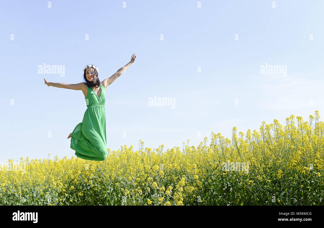 Fröhliche junge Frau springen Stockfoto