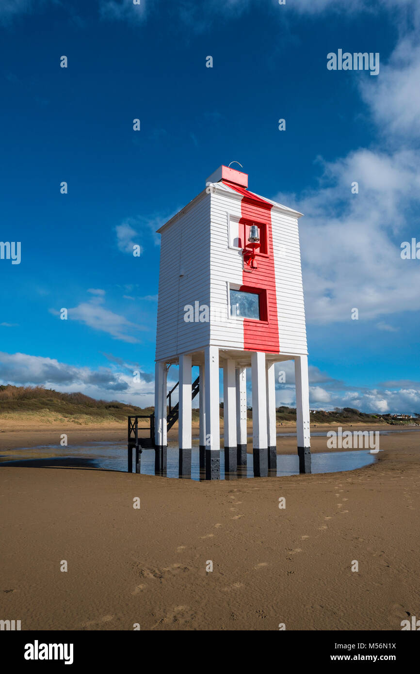 Burnham-on-Sea niedrige Leuchtturm ist in der Bristol Kanal, der die zweite größte Tidenhub in der Welt hat bei 15 Metern. Stockfoto
