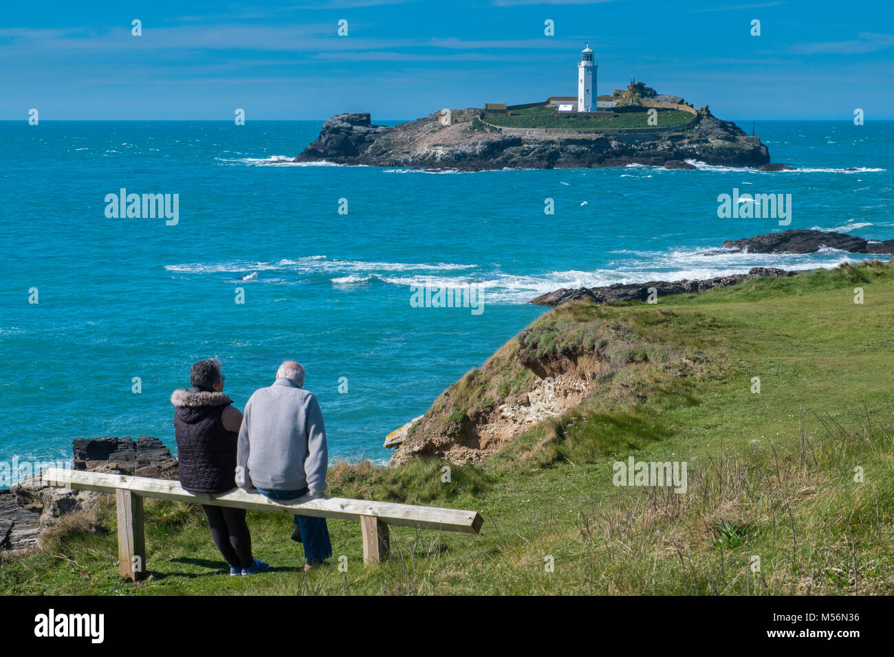 Ein paar genießen Sie einen Blick auf godrevy Point Lighthouse. Stockfoto