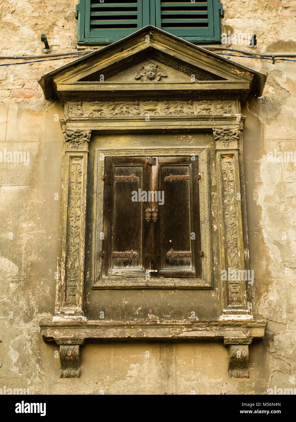 Typische italienische szene der alten Fenster und Fensterläden aus Holz Stockfoto