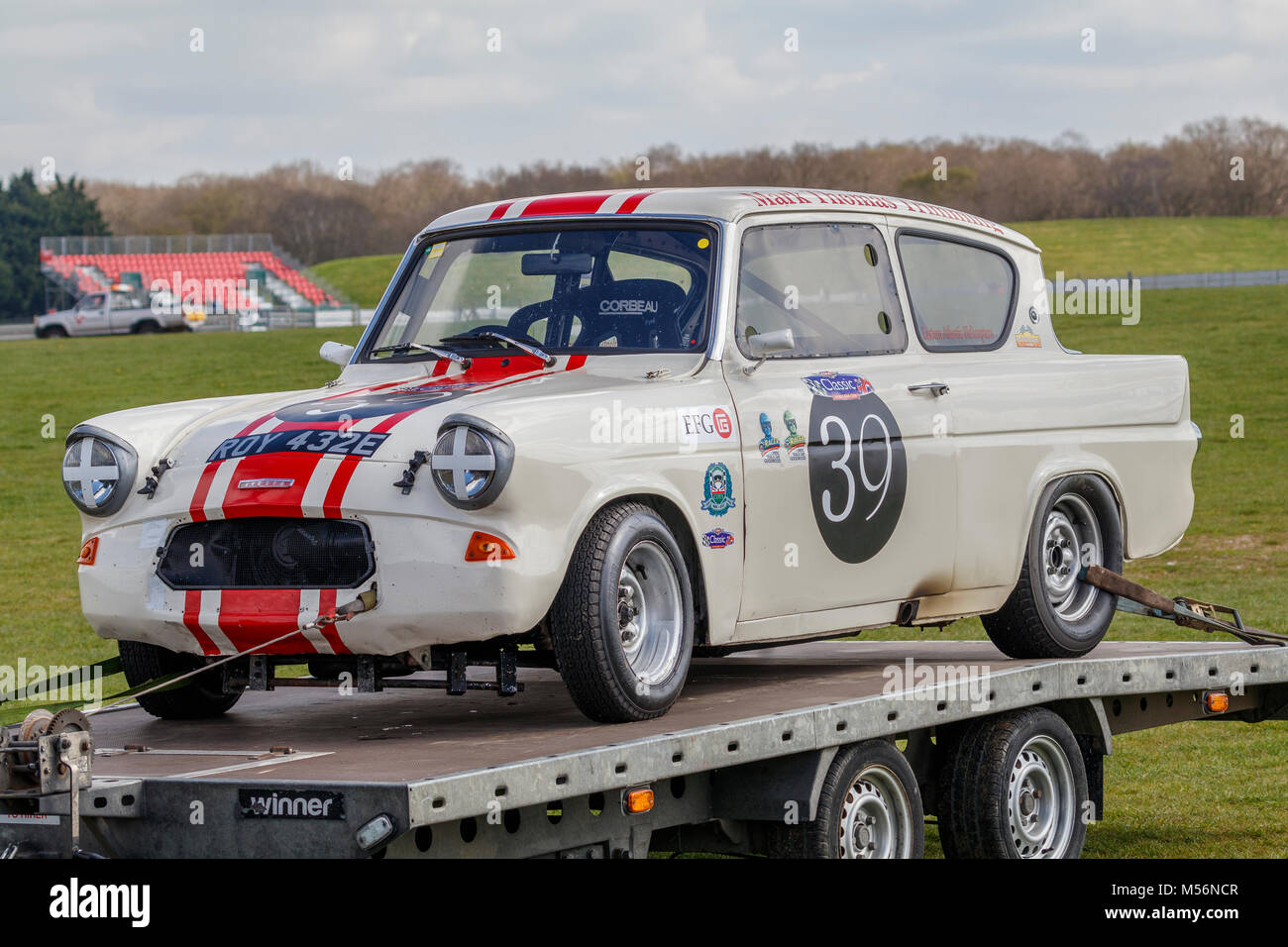 Mark Thomas' 1967 Ford Anglia 105E kommt an der Schaltung für die cscc Adams & Seite Swinging Sixties Rennen in Snetterton, Norfolk, Großbritannien. Stockfoto