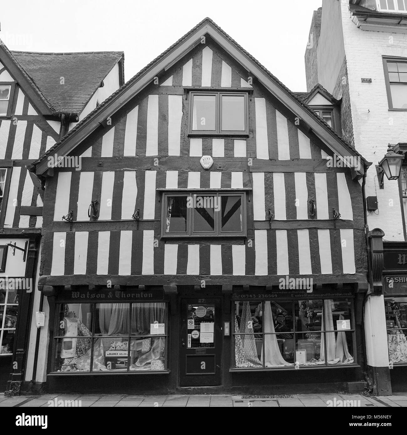 (8) Bilder in diesem kurzen Satz im Zusammenhang mit der beliebten Hauptstraße Einzelhandel und Architektur. Monochromes Bild eines englischen Haberdashers. Stockfoto