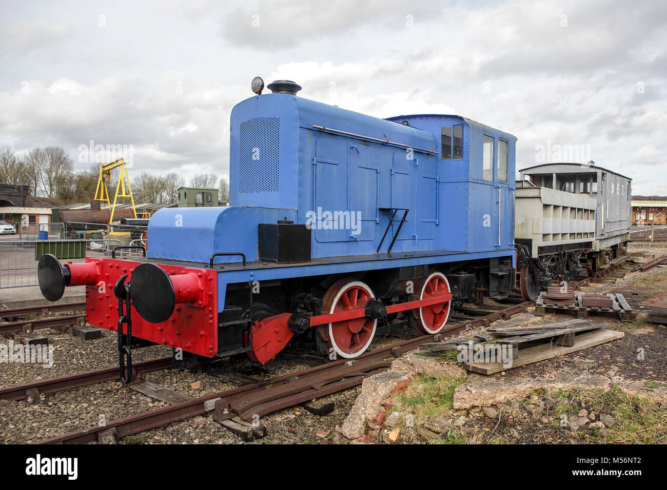 Eine der (20) Bilder in diesem Satz im Zusammenhang mit der externen Blick auf Relikte an der Buckinghamshire Railway Centre, Quainton. Ein restauriertes Rangierlok auf Anzeigen. Stockfoto