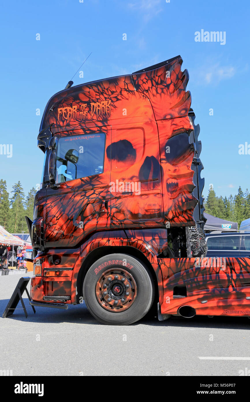 LOIMAA, Finnland - 15. Juni 2014: Die Angst vor der Dunkelheit Scania R500 durch Karhuline Lkw Zoll besessen gewinnt zwei erste Preise bei HeMa Show 2013 in Loimaa, Stockfoto
