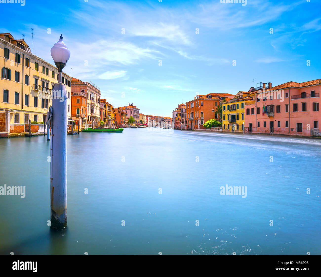 Pole und weiches Wasser auf die Lagune von Venedig, Canal Grande. Fotos mit langer Belichtungszeit. Stockfoto