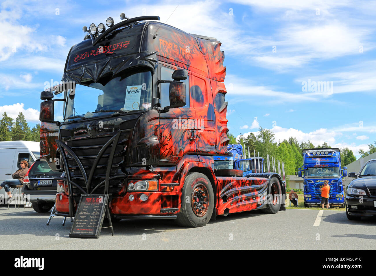 LOIMAA, Finnland - 15. Juni 2014: Die Angst vor der Dunkelheit Scania R500 durch Karhuline Lkw Zoll besessen gewinnt zwei erste Preise bei HeMa Show 2013 in Loimaa, Stockfoto
