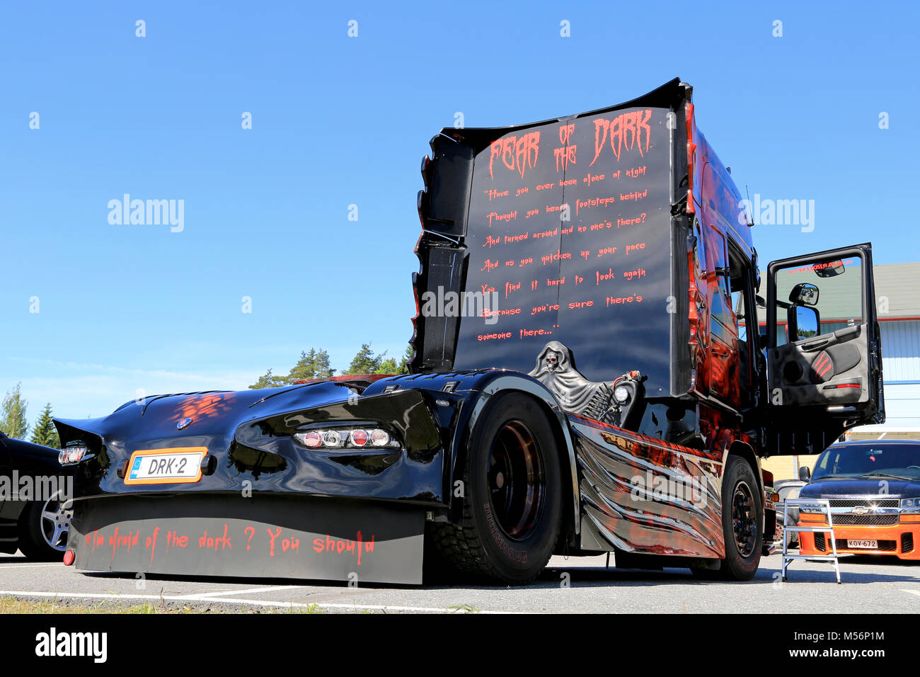 LOIMAA, Finnland - 15. Juni 2014: Die Angst vor der Dunkelheit Scania R500 durch Karhuline Lkw Zoll besessen gewinnt zwei erste Preise bei HeMa Show 2013 in Loimaa Stockfoto
