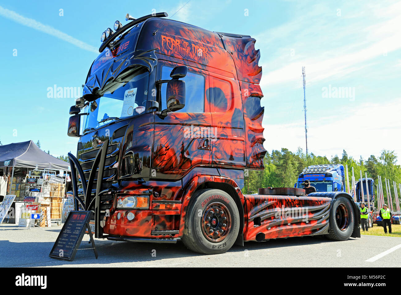 LOIMAA, Finnland - 15. Juni 2014: Die Angst vor der Dunkelheit Scania R500 durch Karhuline Lkw Zoll besessen gewinnt zwei erste Preise bei HeMa Show 2013 in Loimaa Stockfoto