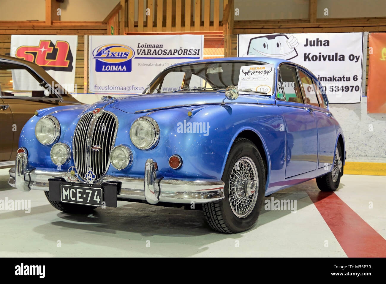 LOIMAA, Finnland - 15. JUNI 2014: Classic blau Jaguar Mk 2 Jahr 1966 bei HeMa Show 2013 in Loimaa, Finnland vorgestellt. Stockfoto