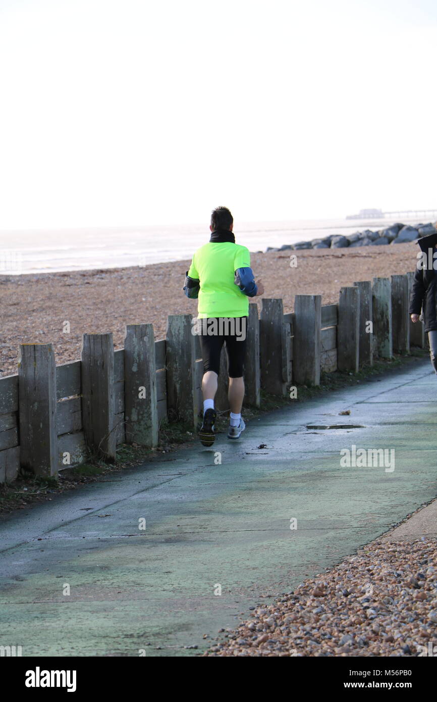 Der einsame Runner am Strand für einen Marathon Stockfoto