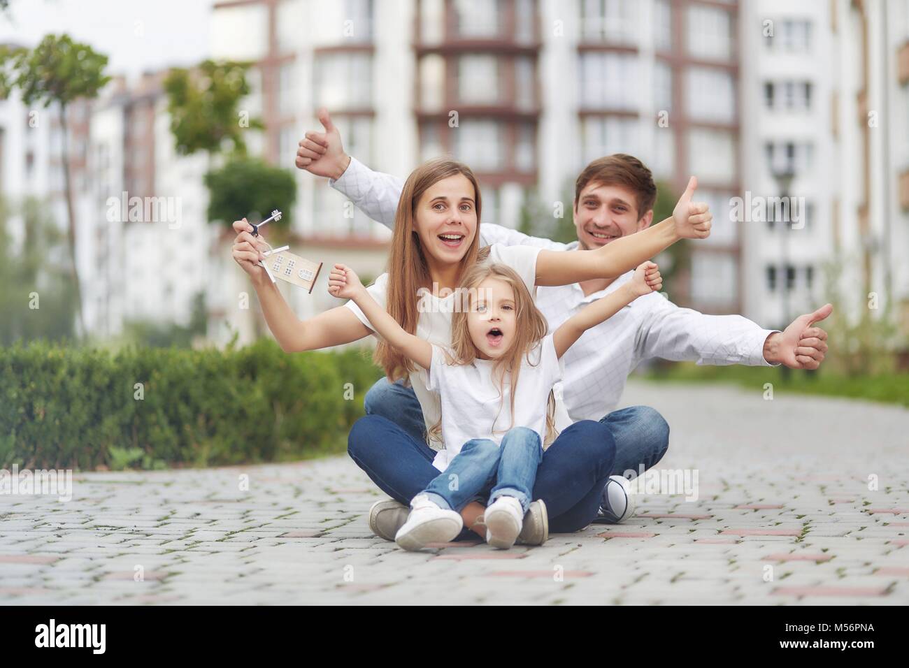Happy Family vor neue Wohnung Gebäude Stockfoto