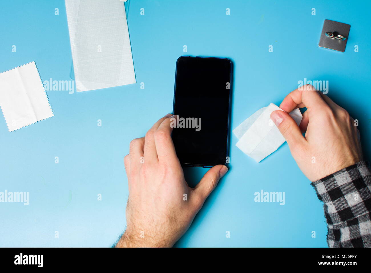 Mann Reinigung Telefondisplay Schutzscheibe aus Glas anzuwenden Stockfoto