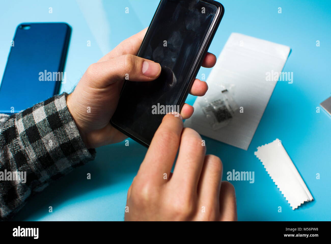 Man Schutzmaßnahmen gehärtetes Glas zu smart phone Screen Stockfoto