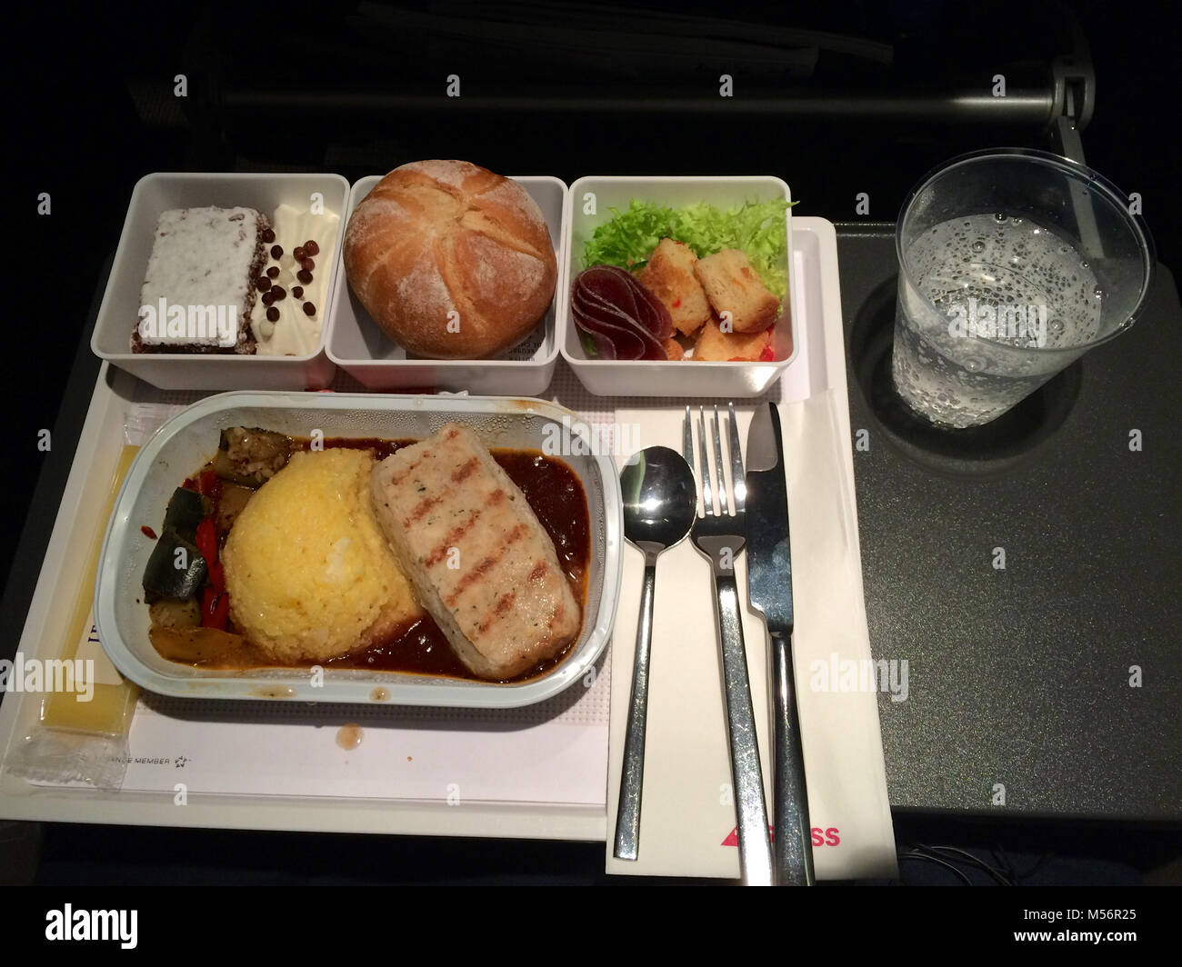 Zürich, Schweiz - Mar 31, 2015: Auf der Flucht warme Mahlzeit der Swiss International Airline in der Economy Class, Abendessen Stockfoto