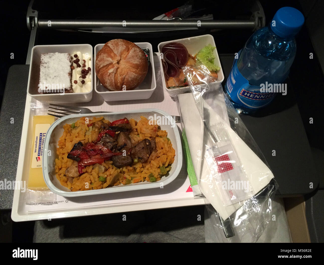 Zürich, Schweiz - Mar 31, 2015: Auf der Flucht warme Mahlzeit der Swiss International Airline in der Economy Class, Abendessen Stockfoto