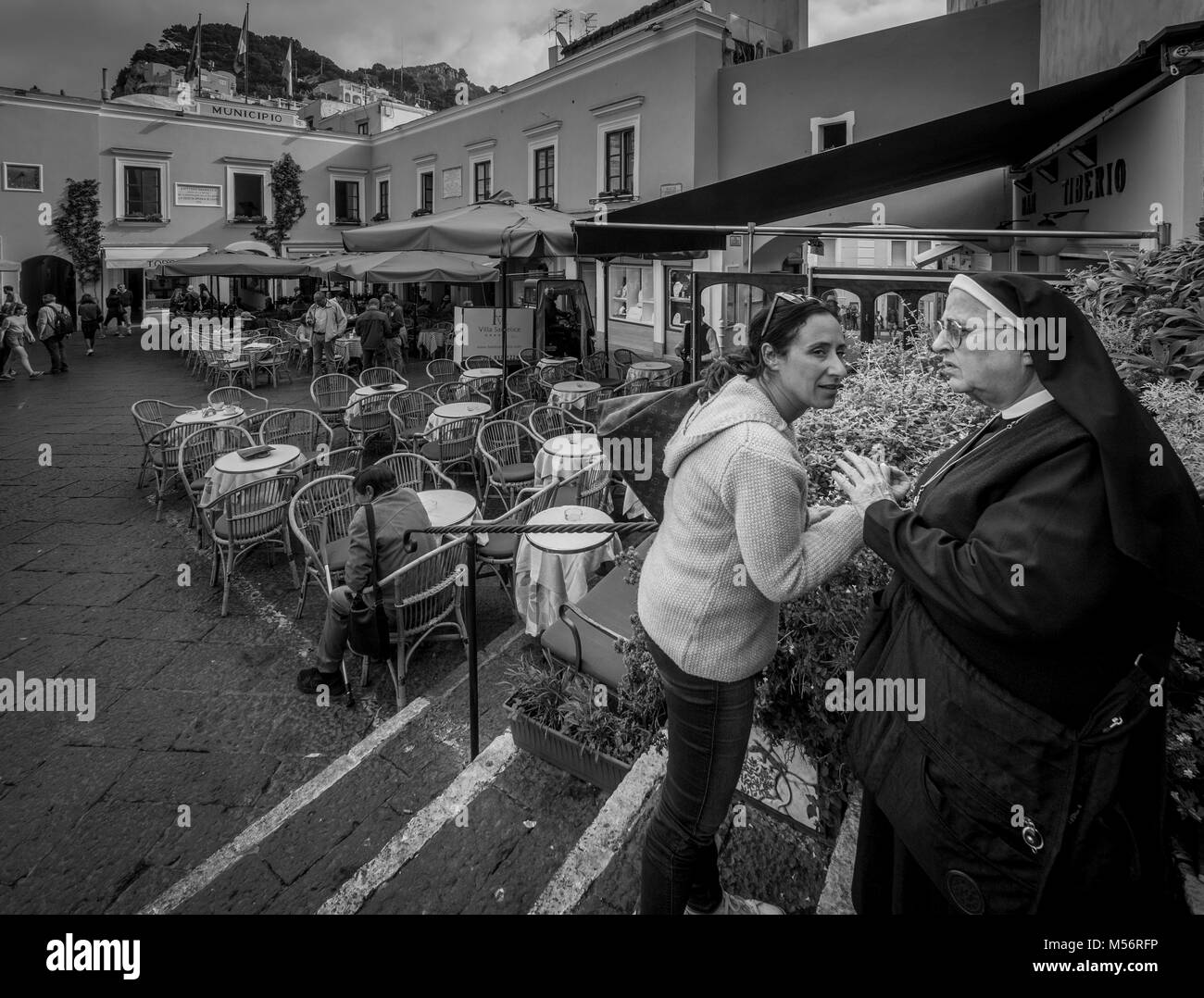 Italienische Frau und Nonne, Piazza Umberto I, Capri, Italien. Stockfoto