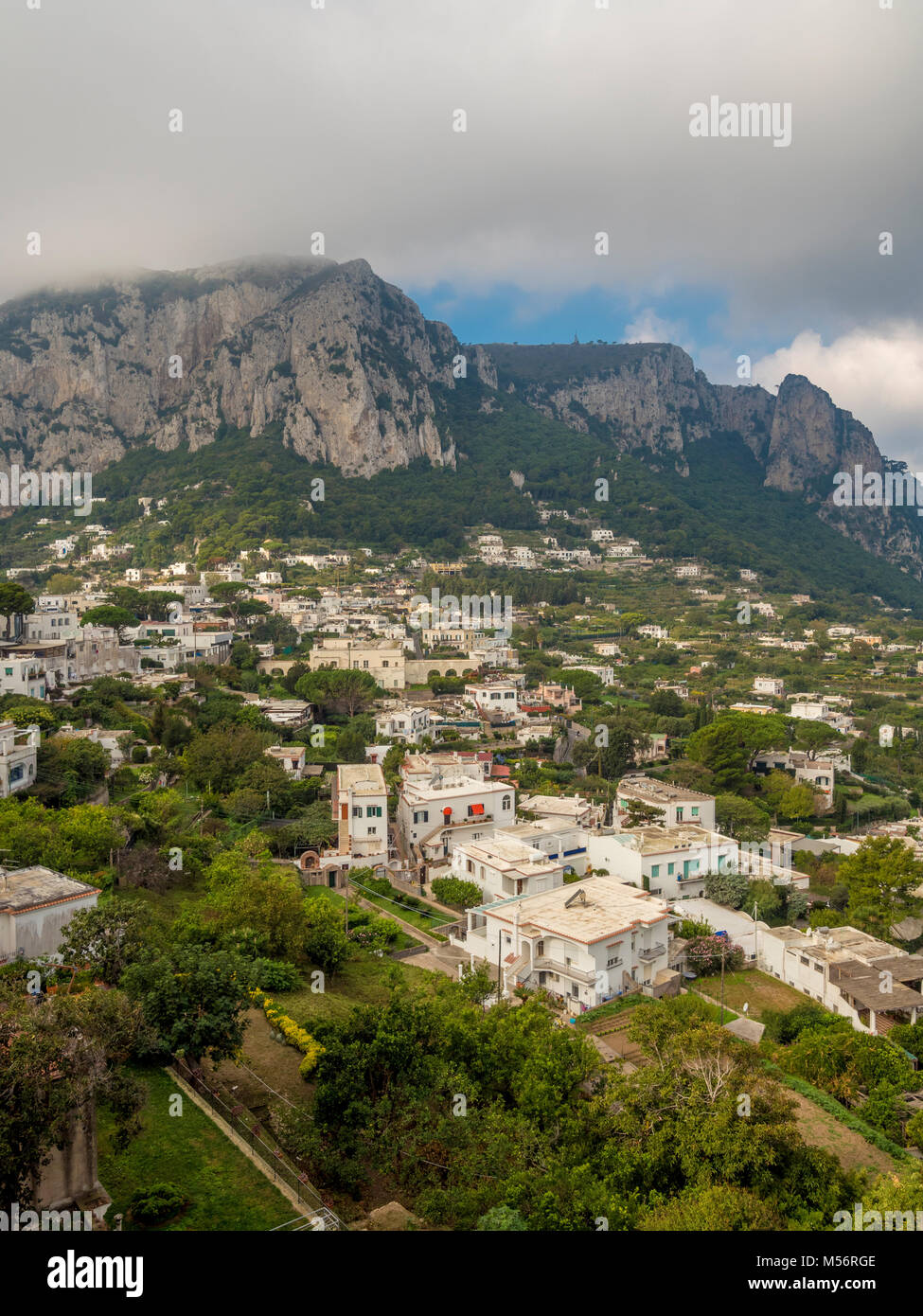 Blick von Capri Zentrum auf den Monte Solaro, Capri, Italien. Stockfoto