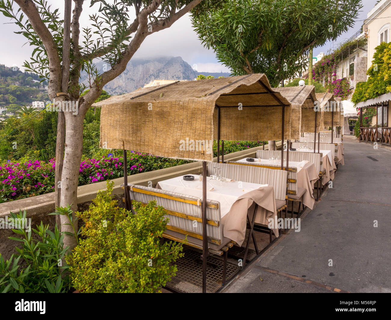Restauranttische mit Blick auf die Insel Capri. Italien. Stockfoto
