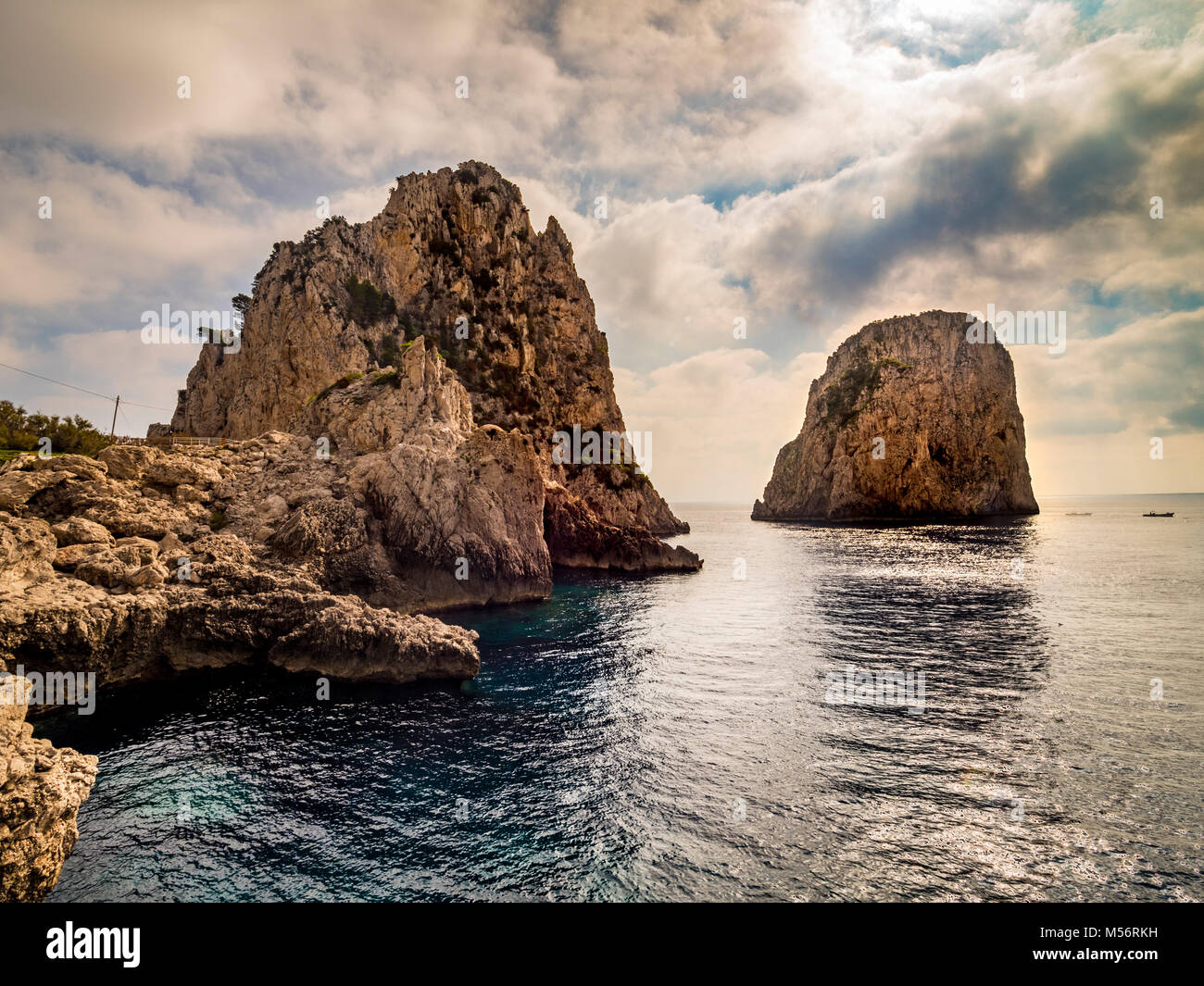 Faraglioni: Die drei Sporne der Felsen, der aus dem Meer steigen, das nur wenige Meter von der Insel der südlichen Küste von Capri. Stockfoto