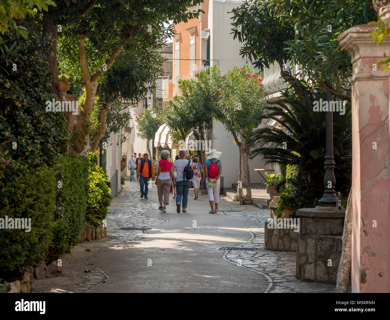 Typische Straße in Anacapri mit Touristen, Capri, Italien. Stockfoto