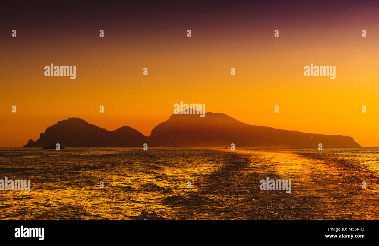 Sonnenuntergang über der Insel Capri, die Bucht von Neapel, Italien. Stockfoto