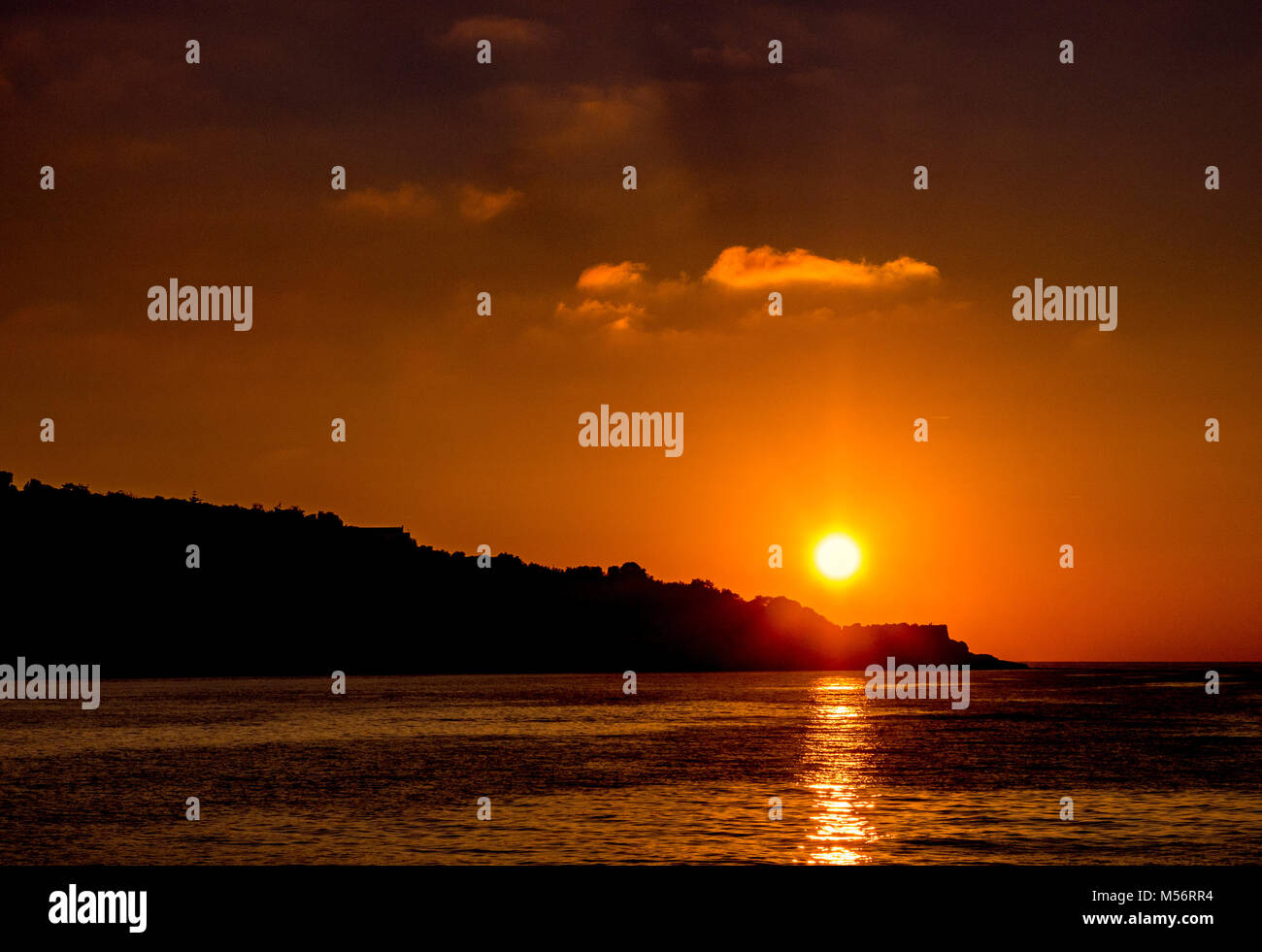 Sonnenuntergang über der Halbinsel von Sorrent, die Bucht von Neapel, Italien. Stockfoto