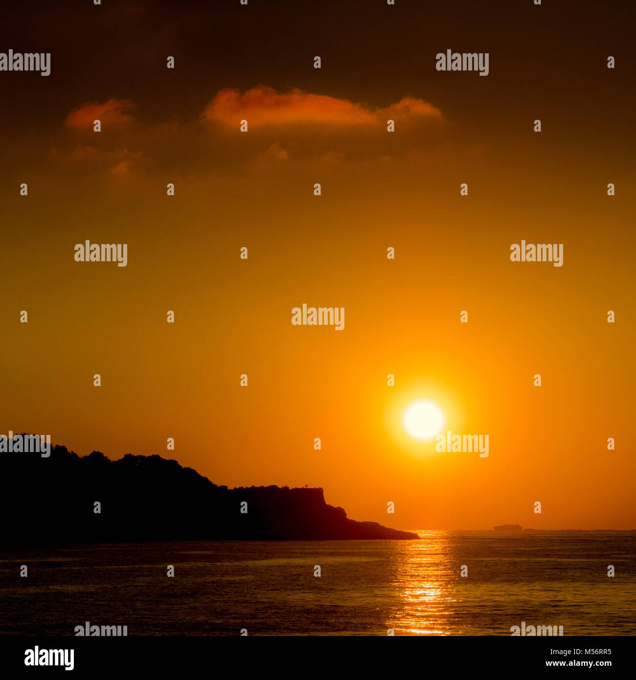 Sonnenuntergang über der Halbinsel von Sorrent, die Bucht von Neapel, Italien. Stockfoto