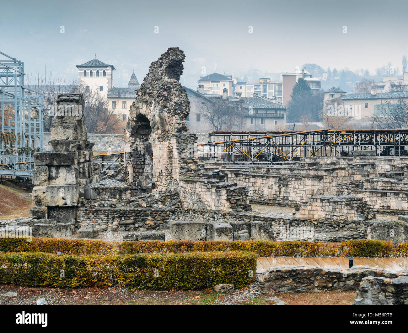 Aosta, Italien - 17.02.2018: die Ruinen der alten römischen Theater Ende der Regierungszeit des Augustus gebaut, einige Jahrzehnte nach der Gründung der Stadt Stockfoto
