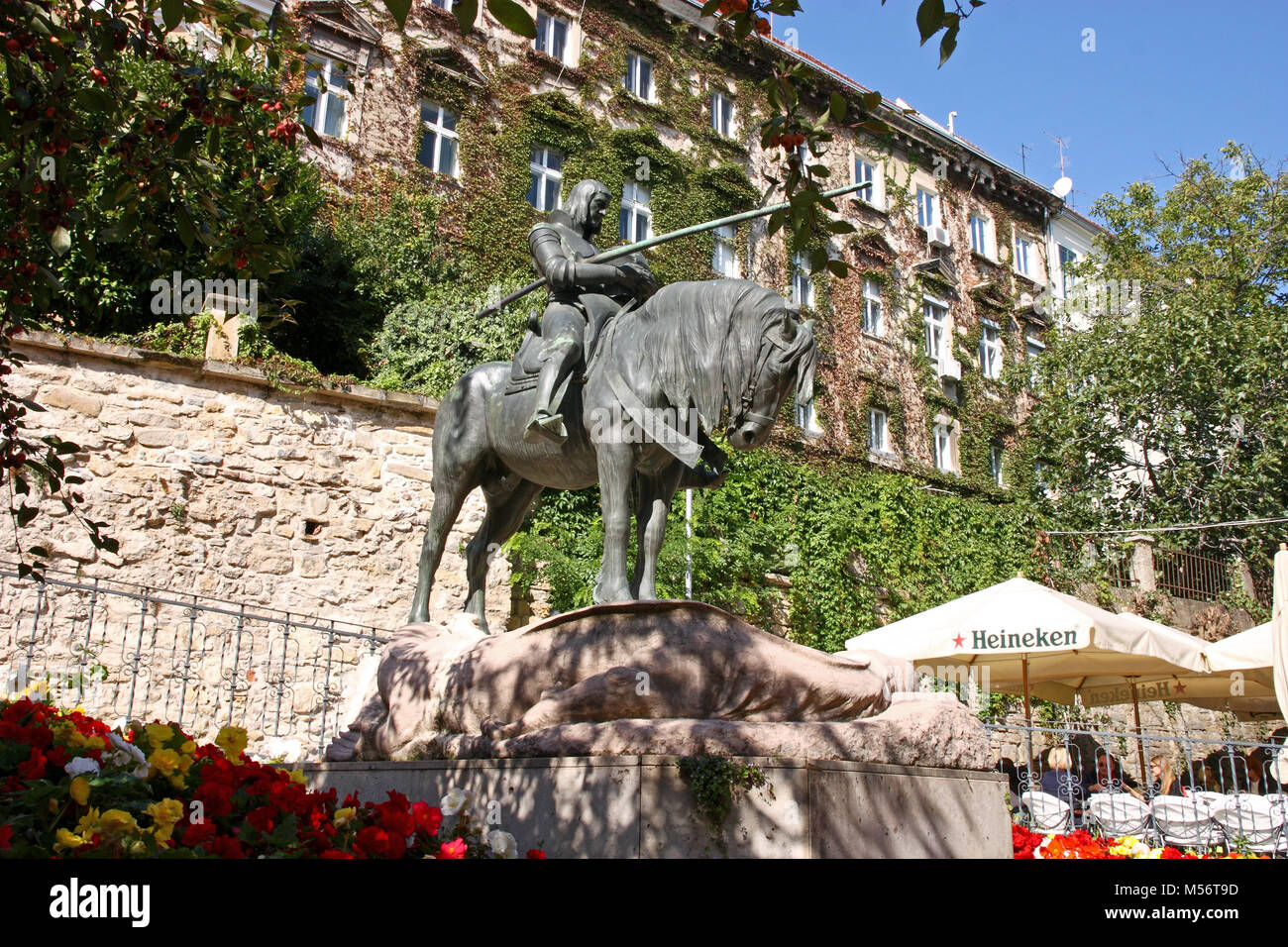 Kroatien Zagreb, 1. OKTOBER 2017: St. George nach dem Kampf mit dem Drachen, Skulptur, Zagreb, Kroatien. Stockfoto