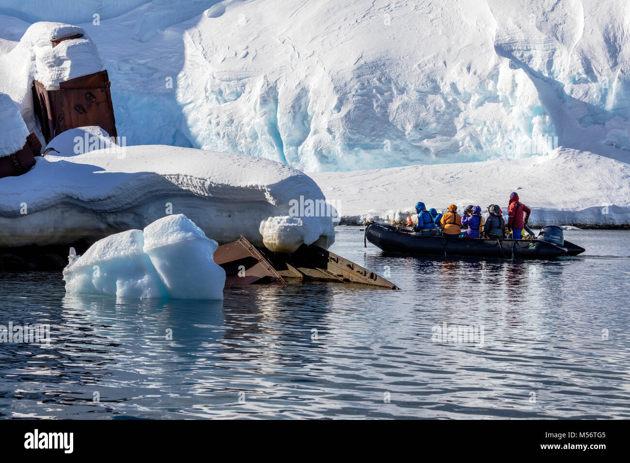 Touristen in Zodiac Boot besuchen Norweigan Walfang Schiffbruch; Gouvenoren; Enterprise Insel; Antarktis Stockfoto