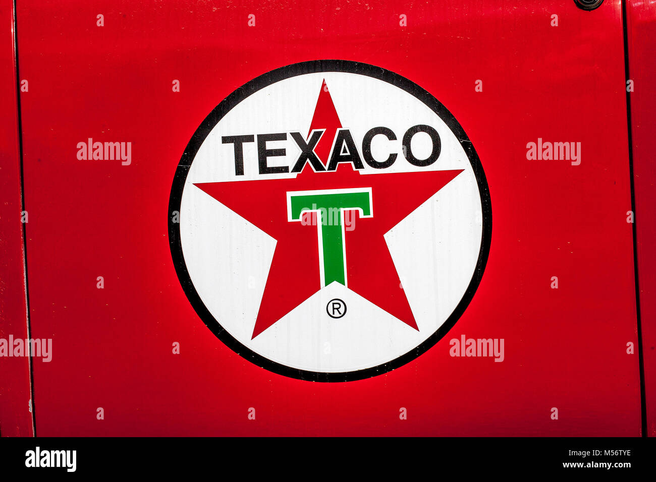 Jahrgang 1940 s gas Texaco Pumpe und Öl kann Logo auf einem roten Fahrzeug Tür gedruckt. Stockfoto
