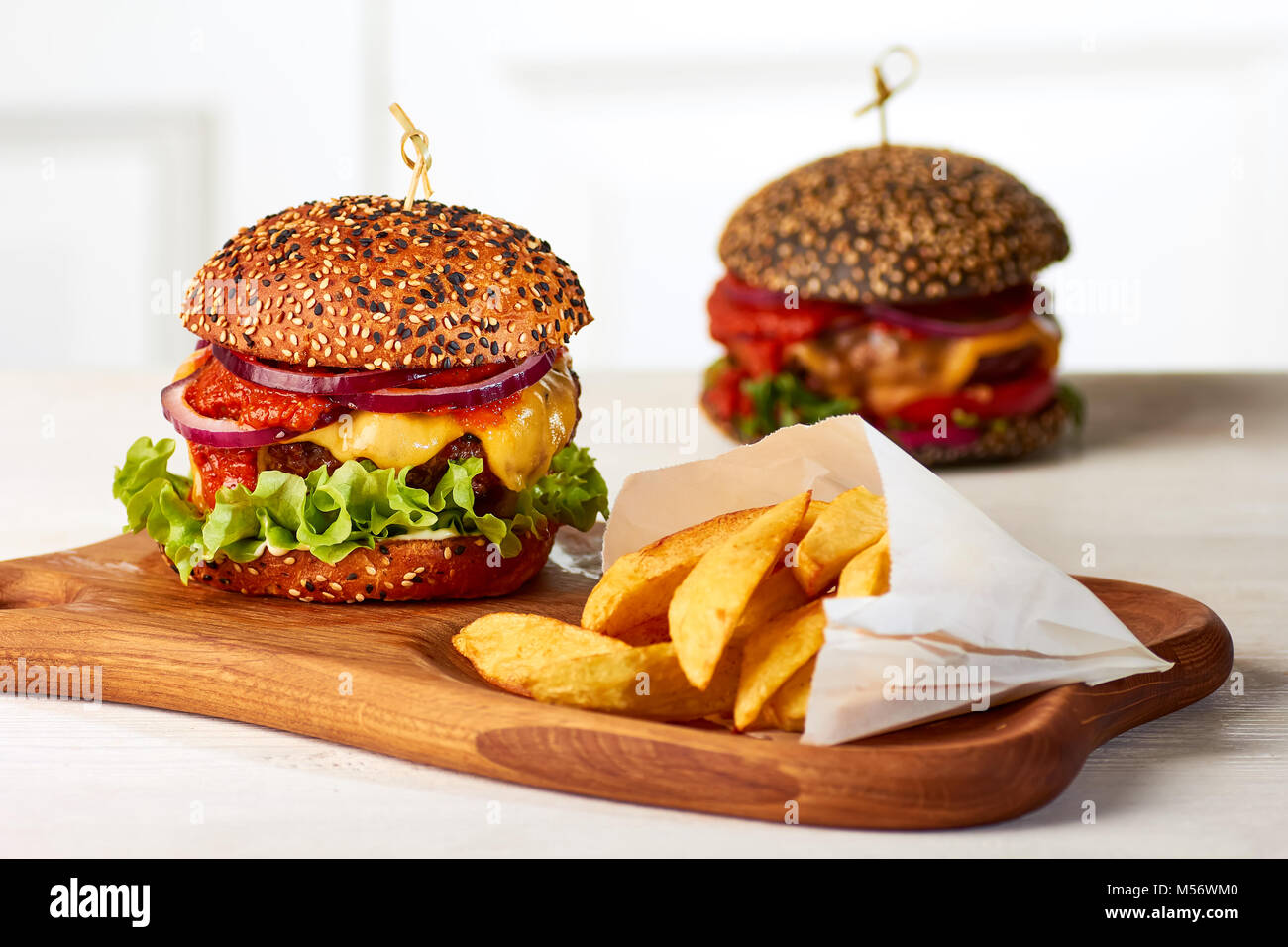 Zwei Burger mit Pommes frites Stockfoto