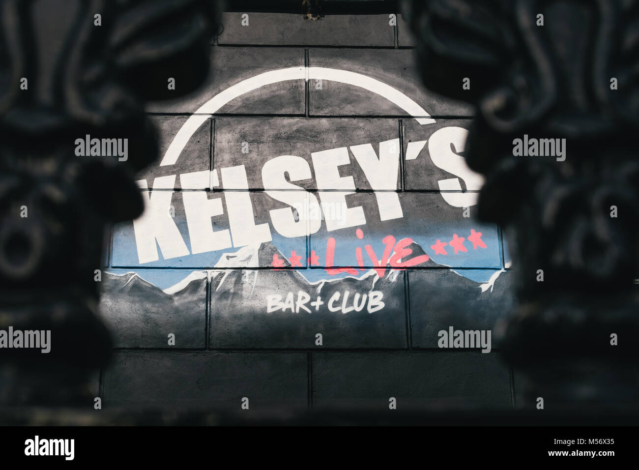 Wandbild an Kelsey's Bar, Leamington Spa, Großbritannien, beliebt bei Studenten der Universität von Warwick. Stockfoto