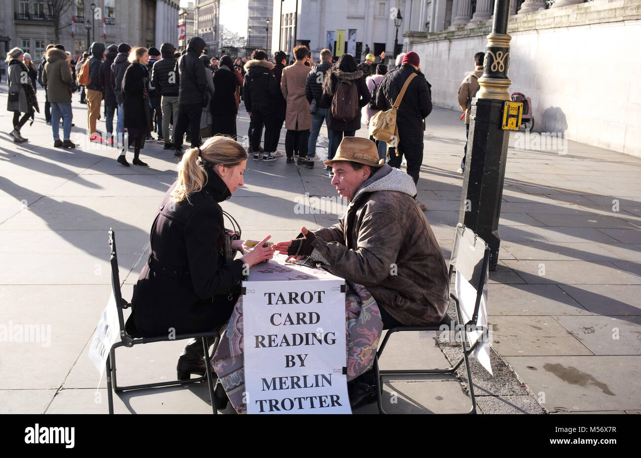 Merlin Traber tarot Card Reader liest eine junge Dame Karten auf der Straße in London. Stockfoto